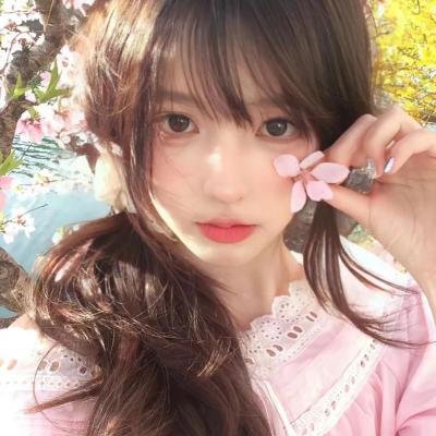 出墙红杏两家春